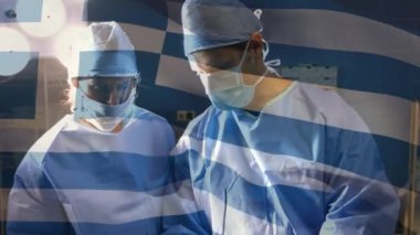 Ameliyathanede cerrahların üzerinde sallanan Yunan bayrağının animasyonu. küresel tıp, covid 19 pandemik konsept sırasında sağlık hizmetleri dijital olarak üretilen video.