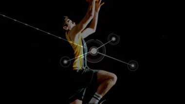 Beden eğitiminde karışık ırk erkek basketbol oyuncusu üzerinden bağlantı ağlarının animasyonu. global spor, bağlantılar ve veri işleme kavramı dijital olarak oluşturulmuş video.