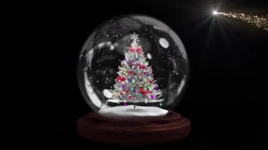 Siyah arka planda parlayan ışıkların üzerinde yılbaşı ağacı olan kar küresi animasyonu. Noel, gelenek ve kutlama konsepti dijital olarak oluşturuldu.