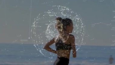 Kumsalda koşan beyaz bir kadın üzerinden dünya ile bağlantı ağlarının animasyonu. global spor, incelik ve sağlıklı yaşam tarzı konsepti dijital olarak oluşturulmuş video.