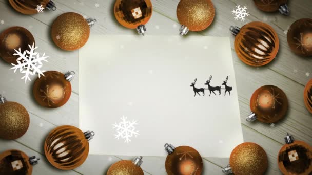 スノーフレークは 紙や複数のボールの上にリネダーによって引かれているそりでサンタクラスの上に クリスマス フェスティバルとお祝いのコンセプト — ストック動画