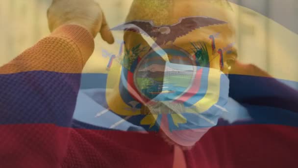 Κινούμενη Σημαία Του Εκουαδόρ Κυματίζει Πάνω Από Τον Άνθρωπο Φορώντας — Αρχείο Βίντεο