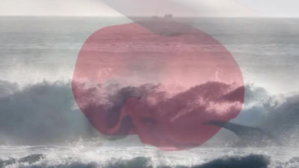 Cyfrowa Kompozycja Japońskiej Flagi Machająca Przed Powietrznym Widokiem Fal Morzu — Wideo stockowe