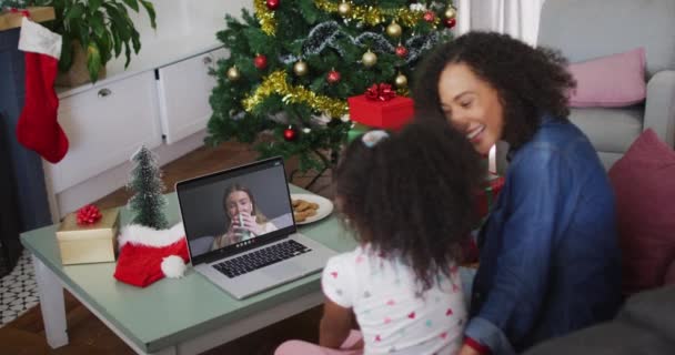 Африканские Американские Мать Дочь Имеют Видеокассету Ноутбуке Дома Время Рождества — стоковое видео
