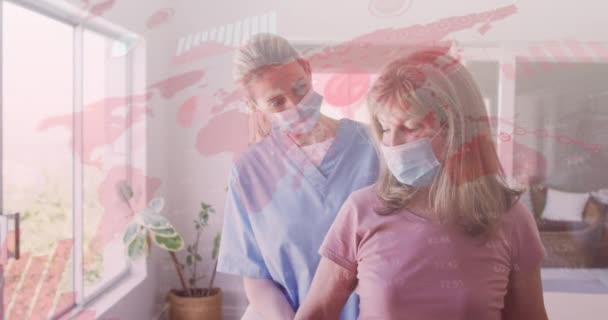 Zpracování Koronavirových Dat Proti Pracovnici Zdravotnictví Která Pomáhá Starší Ženě — Stock video
