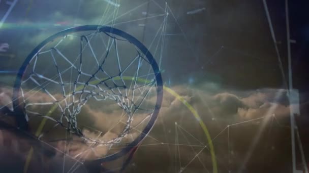 Animace Sítí Spojení Přes Smíšeného Basketbalového Hráče Mužského Pohlaví Posilovně — Stock video