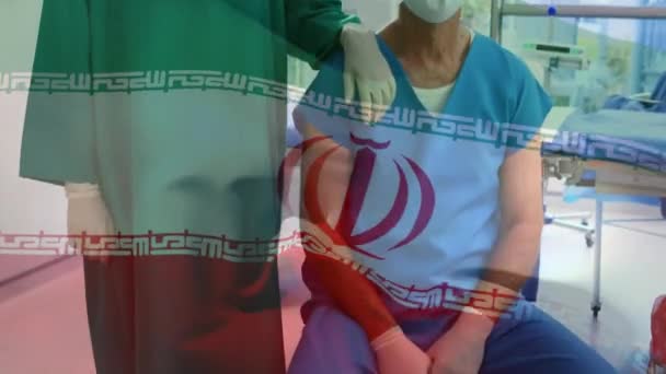 Animación Bandera Irán Ondeando Sobre Los Cirujanos Máscaras Faciales Global — Vídeos de Stock