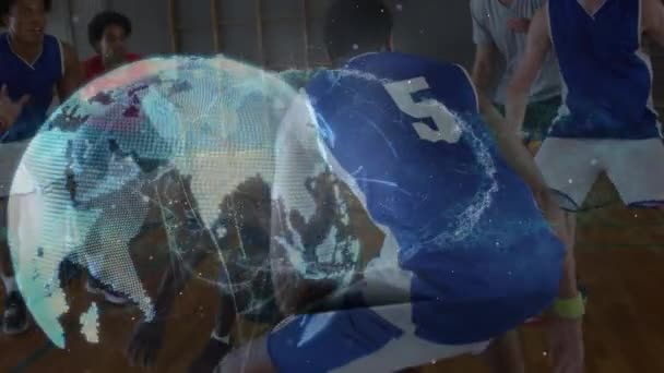 Animering Nätverk Anslutningar Och Jordklotet Över Olika Grupp Manliga Basketspelare — Stockvideo