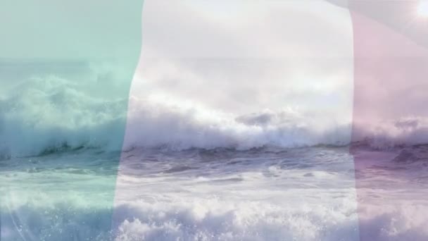 Digitální Složení Vlnění Italského Vlajky Proti Vlnám Moři Národní Cestovní — Stock video