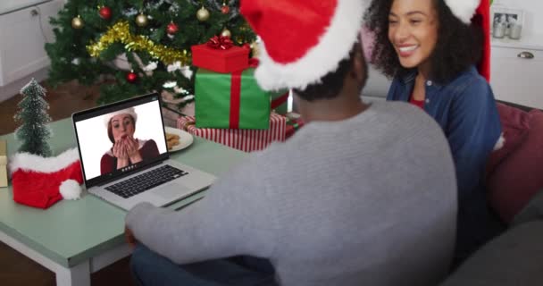 Afrykańska Para Kapeluszach Mikołaja Nagrywająca Wideo Laptopie Domu Podczas Świąt — Wideo stockowe