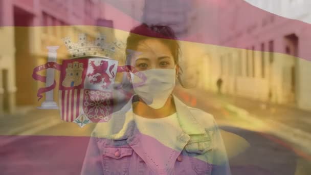 流行期に顔のマスクを着用して女性に手を振ってスペインの旗のアニメーション 世界中で流行している19の概念をデジタルで — ストック動画
