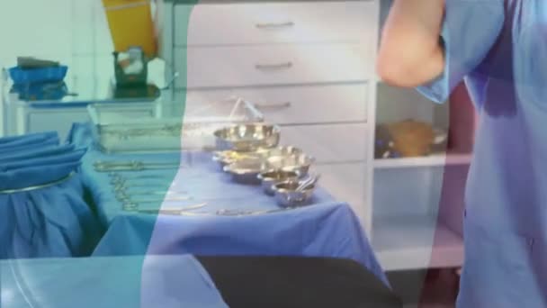手术室里 意大利国旗在女外科医生面前飘扬的动画 全球医学 围产期保健服务 数码制作的19种流行病概念视频 — 图库视频影像