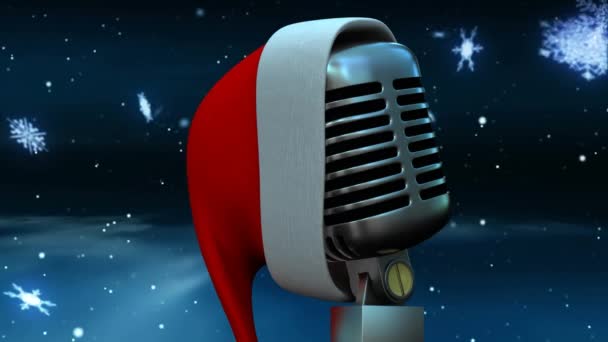 Animacja Śniegu Spadającego Nad Mikrofonem Kapeluszem Świątecznym Ciemnym Tle Koncepcja — Wideo stockowe