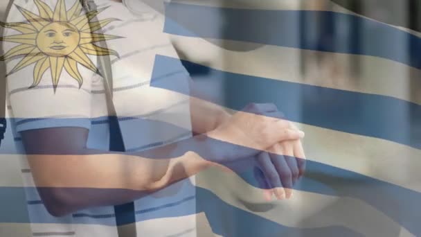 Animación Bandera Uruguay Ondeando Sobre Hombre Con Máscara Facial Durante — Vídeo de stock