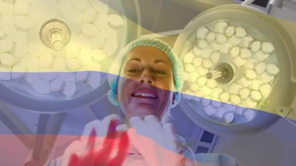 在手术室里 在女外科医生面前挥动着茶花旗的动画 全球医学 围产期保健服务 数码制作的19种流行病概念视频 — 图库视频影像