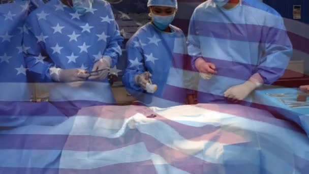 Анимация Флага Сша Размахивающего Над Хирургами Операционной Глобальная Медицина Медицинские — стоковое видео