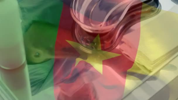 Animación Bandera Camerún Ondeando Sobre Cirujanos Quirófano Medicina Global Servicios — Vídeos de Stock