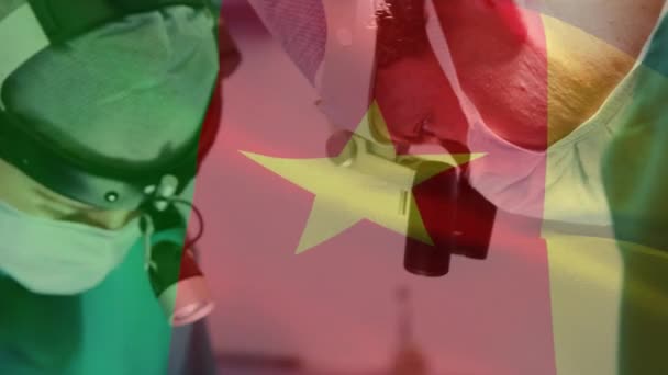 Animacja Flagi Kamerunu Nad Chirurgami Sali Operacyjnej Globalna Medycyna Opieka — Wideo stockowe