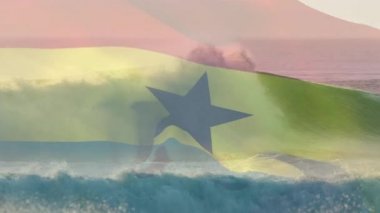 Denizde dalgalara karşı sallanan Gana bayrağının dijital bileşimi. Ulusal turizm ve seyahat kavramı