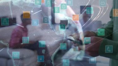 Ofisteki iş adamları üzerinden bağlantı ve dünya ağının animasyonu. küresel bağlantılar, iş dünyası, dijital arayüz, teknoloji ve ağ konsepti dijital