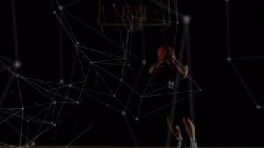 Beden eğitiminde karışık ırk erkek basketbol oyuncusu üzerinden bağlantı ağlarının animasyonu. global spor, bağlantılar ve veri işleme kavramı dijital olarak oluşturulmuş video.