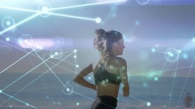 Kumsalda koşan beyaz kadın üzerindeki bağlantı ağlarının animasyonu. global spor, incelik ve sağlıklı yaşam tarzı konsepti dijital olarak oluşturulmuş video.