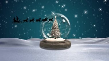 Kar küresindeki Noel ağacına karşı ren geyikleri tarafından çekilen kızaklı Noel Baba. Noel şenliği ve kutlama konsepti