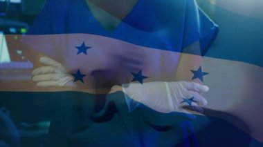 Ameliyathanede anestezi uzmanı sallanan Honduras bayrağının animasyonu. küresel tıp, covid 19 pandemik konsept sırasında sağlık hizmetleri dijital olarak üretilen video.