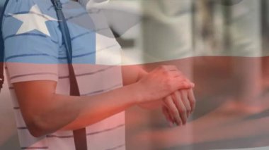 Covid 19 salgını sırasında yüz maskesi takan adamın üzerinde sallanan Şili bayrağının animasyonu. küresel covid 19 salgın konsepti dijital olarak oluşturulmuş video.