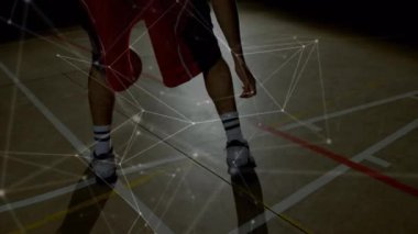 Beden eğitiminde karışık ırk erkek basketbol oyuncusu üzerinden bağlantı ağlarının animasyonu. global spor, bağlantılar ve veri işleme kavramı dijital olarak oluşturulmuş video.