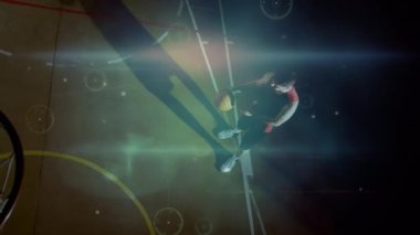 Spor salonundaki beyaz erkek basketbolcu üzerinden bağlantı ağlarının animasyonu. global spor, bağlantılar ve veri işleme kavramı dijital olarak oluşturulmuş video.