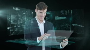 Arayüz kullanılarak gülümseyen beyaz iş adamının veri işleme animasyonu. küresel iş, finans, bağlantılar ve dijital arayüz konsepti dijital olarak oluşturulmuş video.