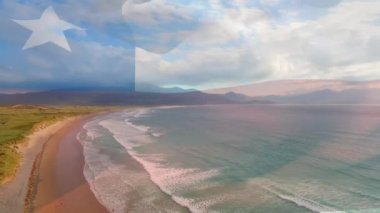 Kumsal ve deniz dalgalarının havadan görüntüsüne karşı Şili bayrağı sallamanın dijital bileşimi. Ulusal turizm ve seyahat kavramı