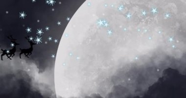 Noel Baba 'nın kızaktaki animasyonu. Ren geyikleri ayın üzerinde hareket ediyor ve kar taneleri düşüyor. Noel, gelenek ve kutlama konsepti dijital olarak oluşturuldu.