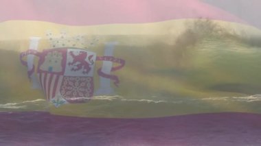 İspanya bayrağının dijital bileşimi denizdeki dalgaların havadan görüntüsüne karşı. Ulusal seyahat ve turizm kavramı