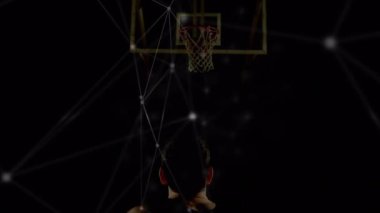 Beden eğitiminde karışık ırk erkek basketbol oyuncusu üzerinden bağlantı ağlarının animasyonu. global spor, bağlantılar ve veri işleme kavramı dijital olarak oluşturulmuş video.