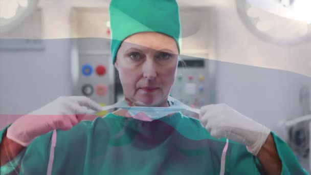 手术室里 在女外科医生面前挥动着俄罗斯国旗的动画 全球医学 围产期保健服务 数码制作的19种流行病概念视频 — 图库视频影像