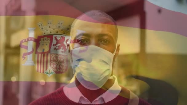 Animation Flaggan Spanien Viftar Över Mannen Bär Ansiktsmask Covid Pandemi — Stockvideo