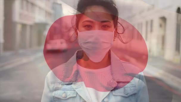 Animación Bandera Japón Ondeando Sobre Mujer Con Máscara Facial Durante — Vídeo de stock