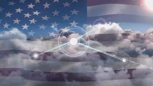 空の雲に対して私たちのフラグを振って接続のネットワーク 世界的なネットワーキングとクラウドストレージ技術の概念 — ストック動画