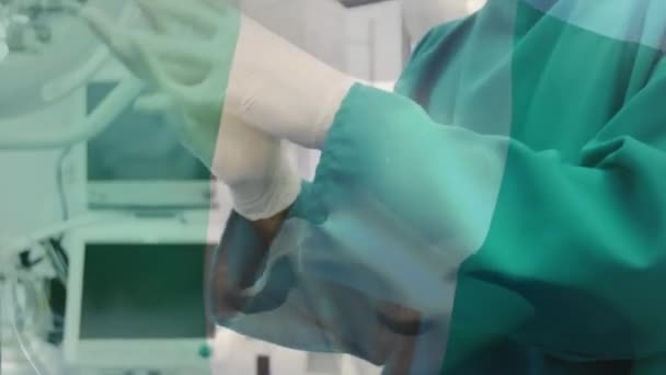 手术室里 在外科医生面前挥动着的黑人旗帜的动画 全球医学 围产期保健服务 数码制作的19种流行病概念视频 — 图库视频影像