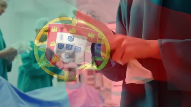 Animación Bandera Portugal Ondeando Sobre Cirujanos Quirófano Medicina Global Servicios — Vídeo de stock