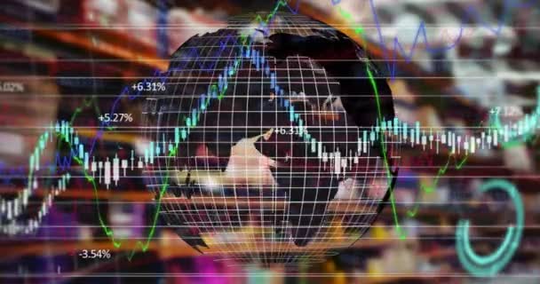 倉庫に対する回転する世界中の金融および株式市場のデータ処理 世界の金融とビジネスの概念 — ストック動画