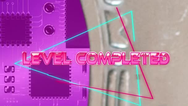 Animación Nivel Completado Letras Metálicas Rosadas Sobre Placa Circuito Informático — Vídeo de stock