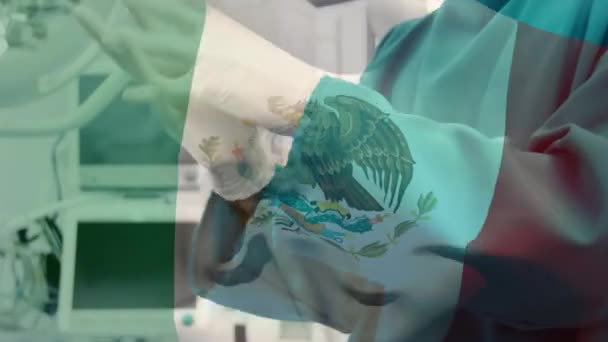 手术室里 墨西哥国旗在外科医生面前摇曳的动画 全球医学 围产期保健服务 数码制作的19种流行病概念视频 — 图库视频影像