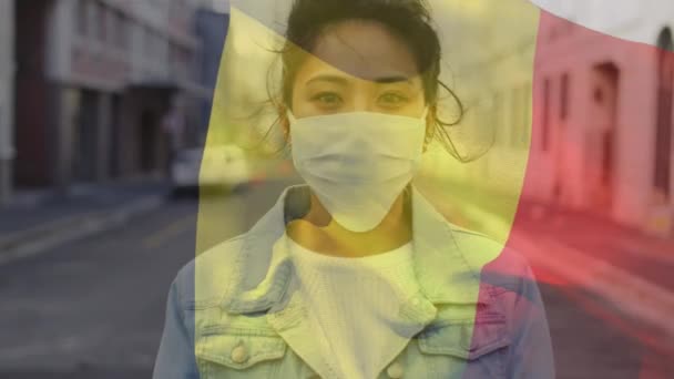 感染症の流行期に顔のマスクを身に着けている女性に手を振ってベルギーの旗のアニメーション 世界中で流行している19の概念をデジタルで — ストック動画