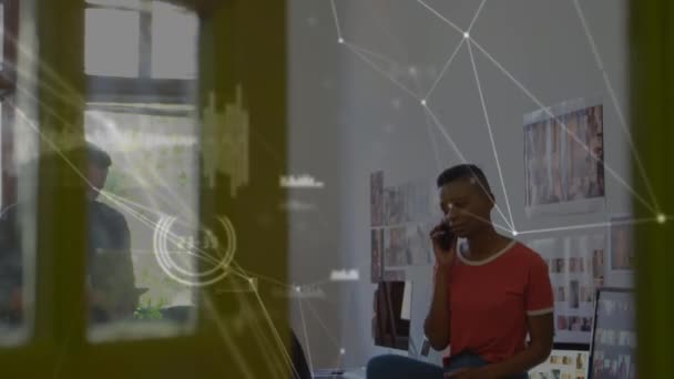 스마트폰을 사용하는 인간에 연결의 네트워크 애니메이션 글로벌 비즈니스 디지털 인터페이스 — 비디오