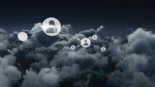Sieć Ikon Profili Przeciwko Ciemnym Chmurom Niebie Globalna Koncepcja Sieci — Wideo stockowe