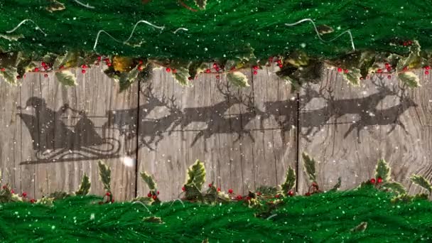 Рождественский Венок Над Санта Клаусом Санях Тянут Северные Олени Деревянной — стоковое видео