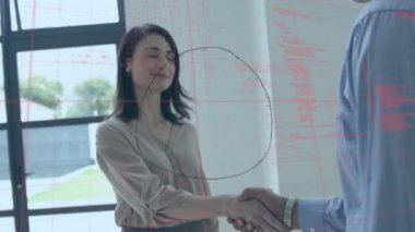 Tokalaşan insanlarla ilgili veri işleme ve küre animasyonu. küresel bağlantılar, iş dünyası, dijital arayüz, teknoloji ve ağ konsepti dijital olarak oluşturulmuş video.